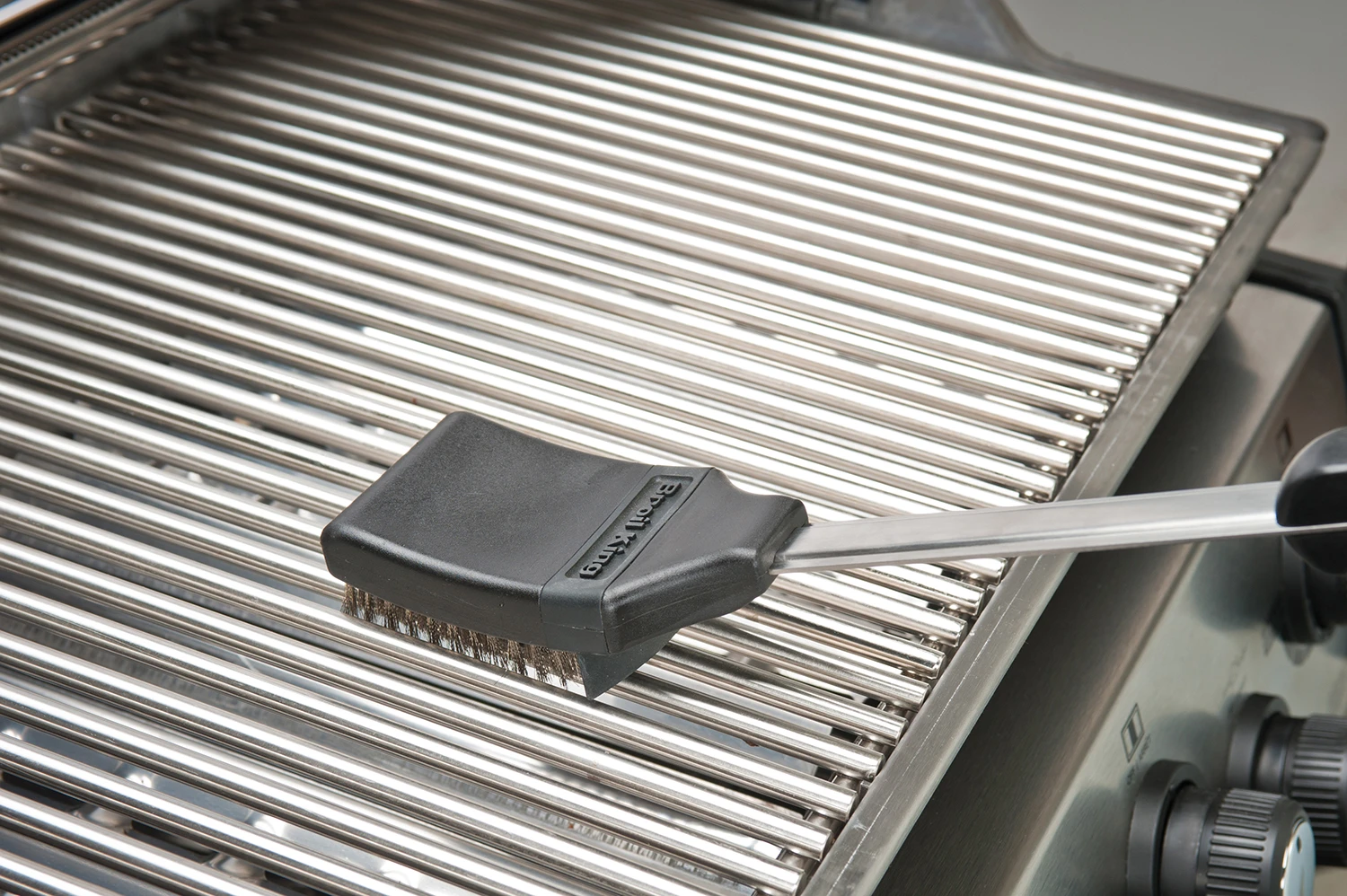 Broil King Grillbürste 47cm Edelstahlborsten Mit Spritzschutz + Ersatzkopf – Bild 3