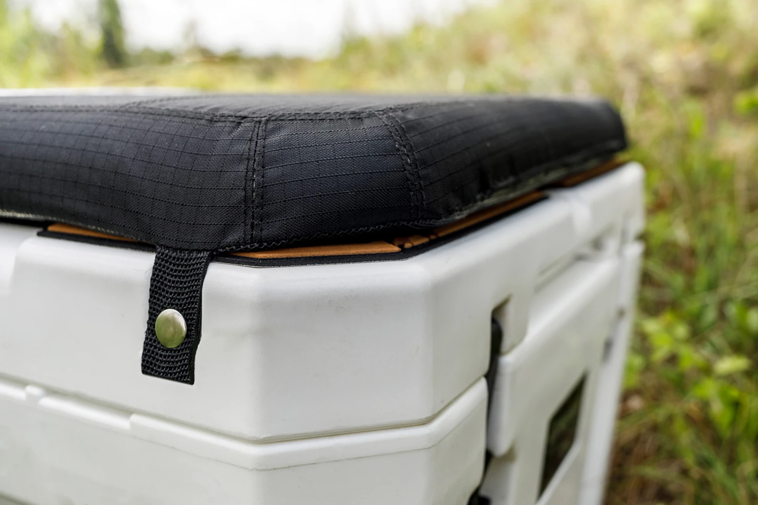 Petromax Kühlbox 50 Liter Alpenweiß - Inkl. Sitzkissen, Haft-Unterlage Und Einsatzkorb – Bild 12